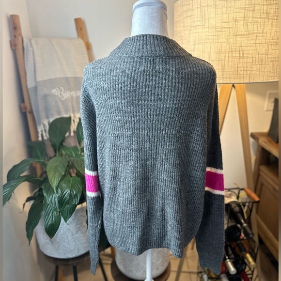 Pink arm stripe grey knit sweater - Picture 4 of 5